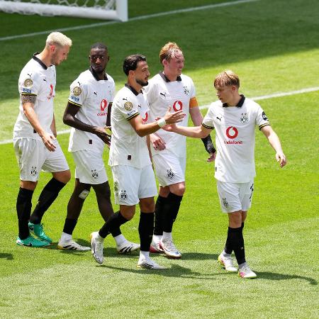 Jogadores do Borussia Dortmund celebram gol sobre o Mamelodi Sundowns