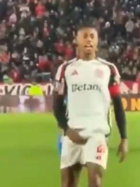 Bruno Henrique, do Flamengo, faz gestos obscenos em direção à torcida do Estudiantes