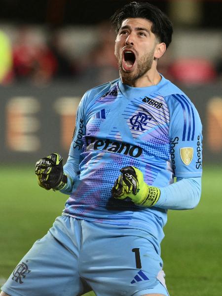 Rossi brilhou na classificação do Flamengo sobre o Estudiantes nos pênaltis