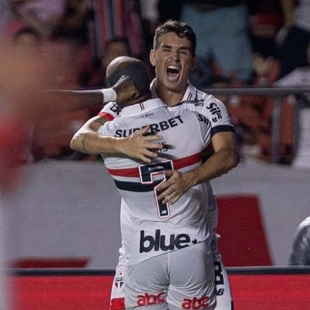 Lucas e Oscar comemoram gol sobre o Corinthians, no Morumbis