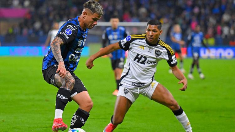 Alcívar e Rony em ação durante Del Valle x Atlético-MG, partida do Sul-Americana