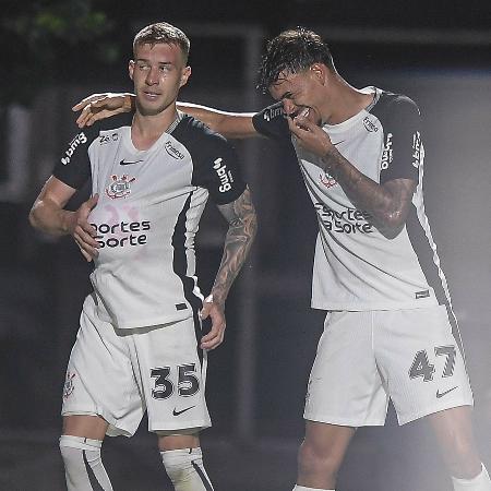 Charles comemora gol durante Vitória x Corinthians, partida do Brasileirão