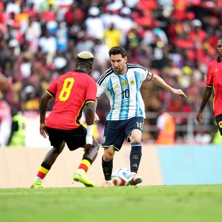 Lionel Messi, da Argentina, em ação em amistoso contra a Angola