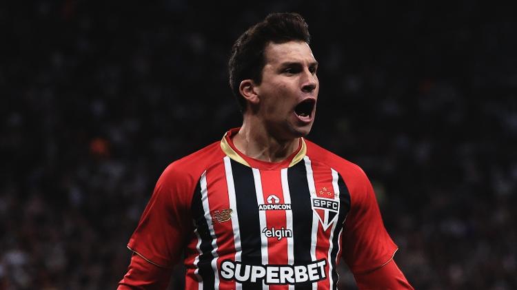 Tapia comemora gol do São Paulo sobre o Corinthians em jogo do Brasileirão