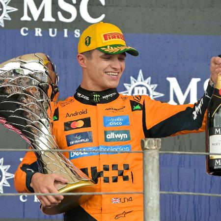 Vencedor do GP de São Paulo 2025, Lando Norris comemora no pódio Vencedor do GP de São Paulo 2025, Lando Norris comemora no pódio