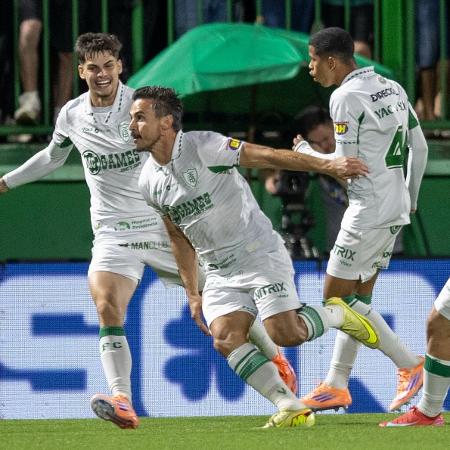 Willian Bigode marcou o único gol da partida, disputada na Arena Condá Willian Bigode marcou o único gol da partida, disputada na Arena Condá