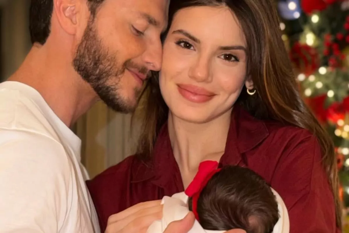 klebber toledo e camila queiroz com clara no colo