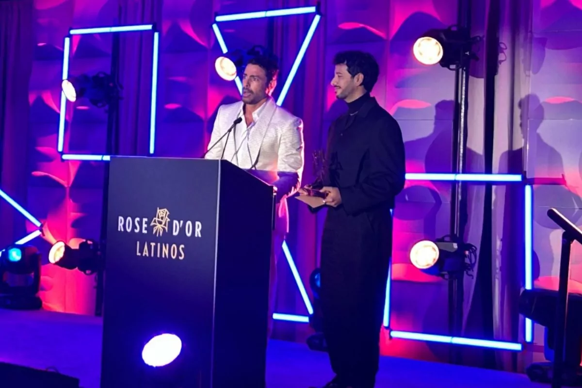 Cauã Reymond e Gabriel Jacome, head de conteúdo da TV Globo, representaram Vale Tudo na cerimônia de entrega do prêmio Rose d’Or Latinos 2026