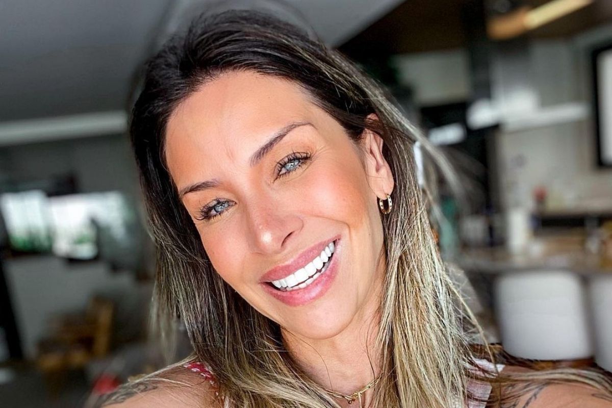 Lizi Benites sorridente em selfie