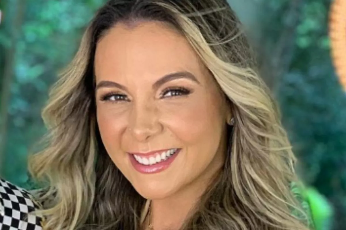 Carla perez sorridente e de cabelos soltos