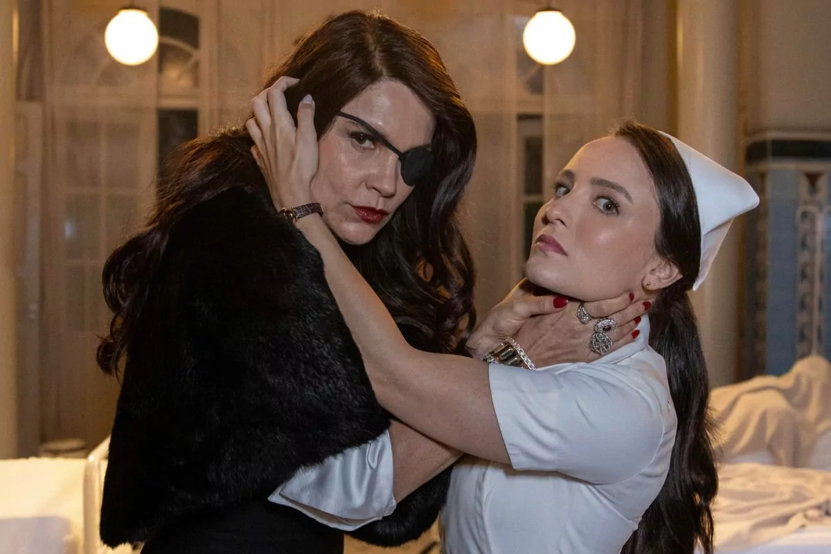 Estela (Larissa Manoela) e Baronesa (Flavia Alessandra) brigam dentro do hospital em