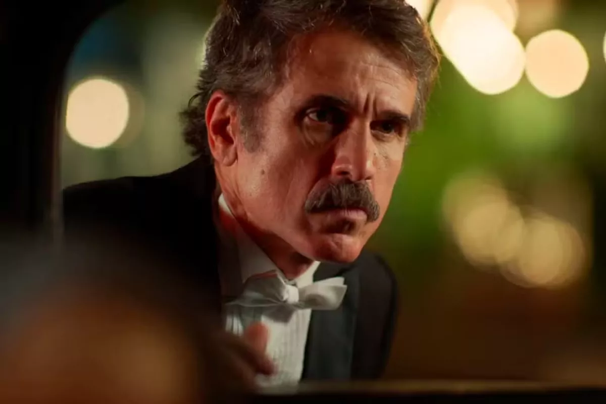 Ernesto (Eriberto Leão) se desespera com previsão de que vai morrer em breve em