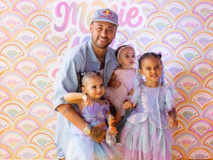 Paizão! Neymar Jr. posa com as três filhas em bloquinho de Carnaval organizado para elas