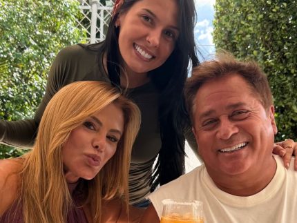 Ana Castela posta foto com os ex-sogros, Poliana e Leonardo