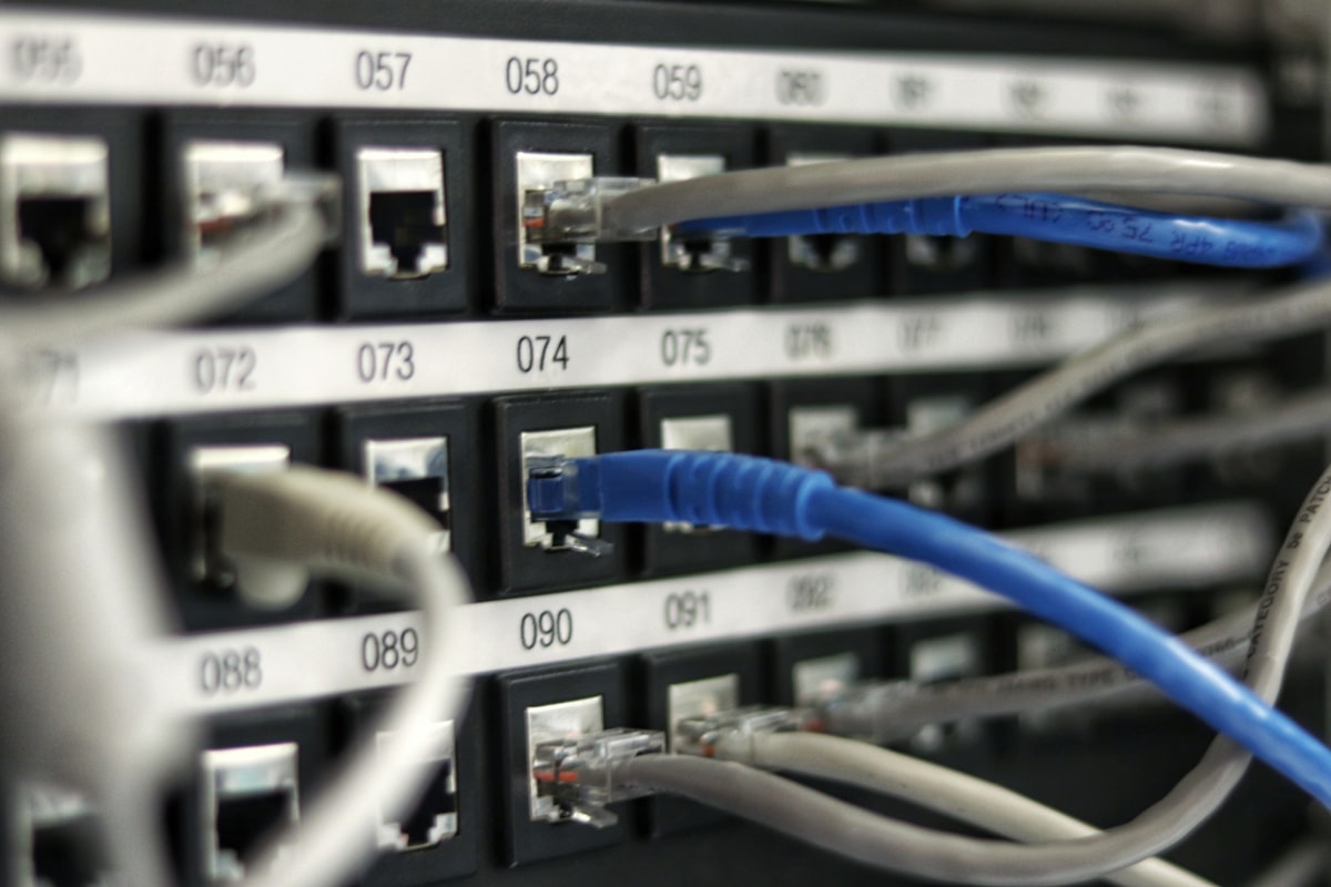 Cabo de rede Ethernet RJ45 conectado para redução de ping e jitter em jogos