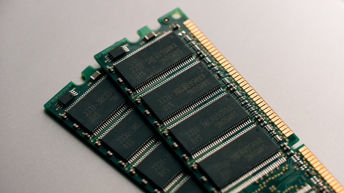 Módulos de memória RAM instalados na placa-mãe em modo Dual-Channel