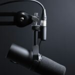Microfone condensador de mesa com braço articulado para gravação e streaming