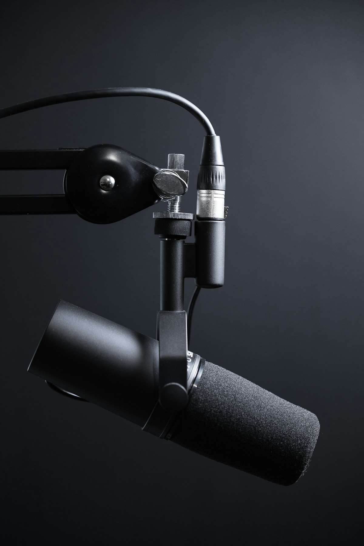 Microfone condensador de mesa com braço articulado para gravação e streaming