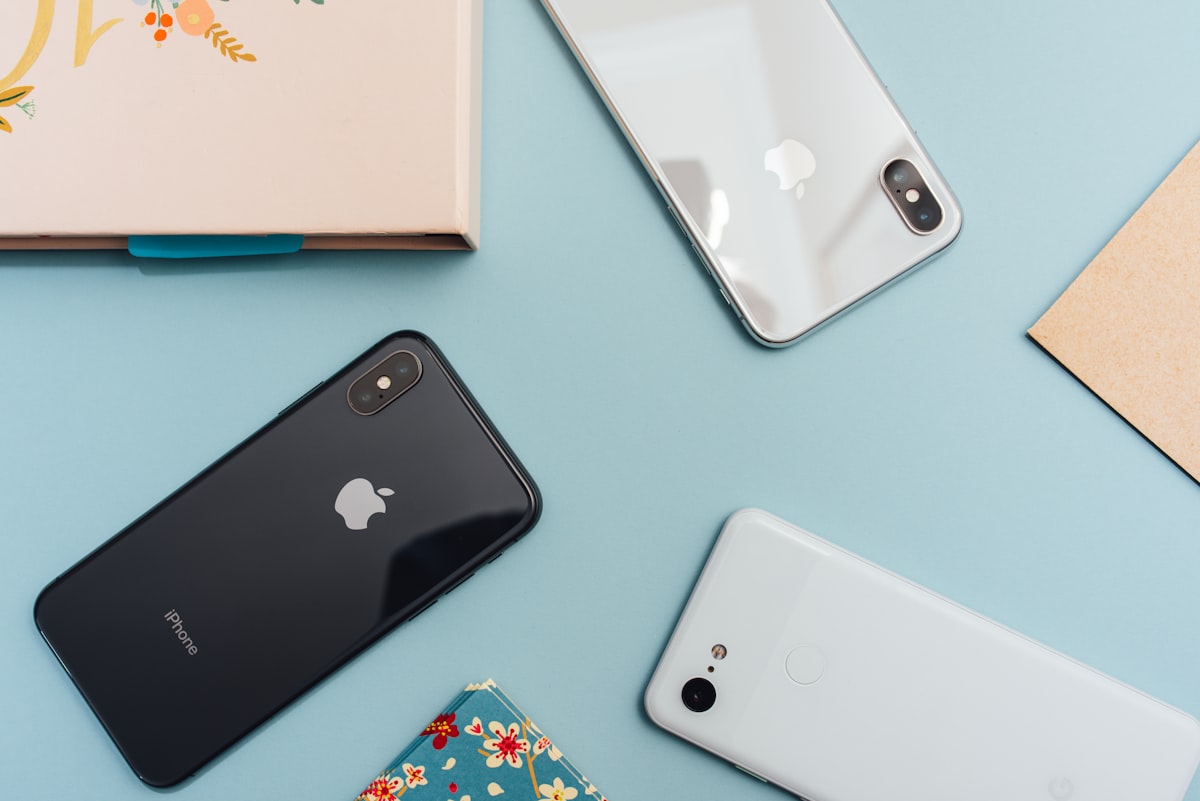 Smartphone gamer em modo paisagem demonstrando jogabilidade fluida