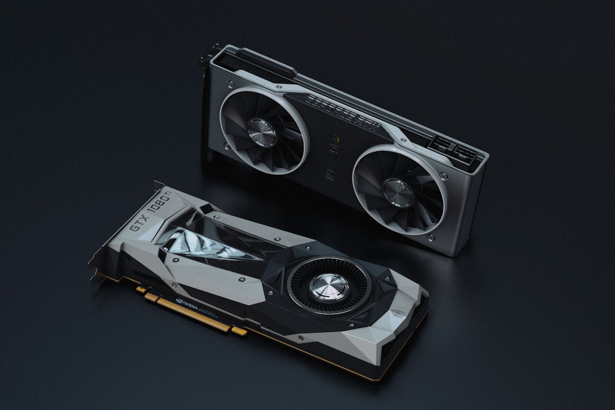Placa de vídeo dedicada gamer com múltiplos coolers e arquitetura DirectX 12