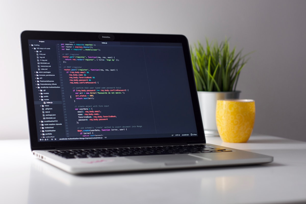 Estação de trabalho com múltiplos monitores e softwares de código aberto
