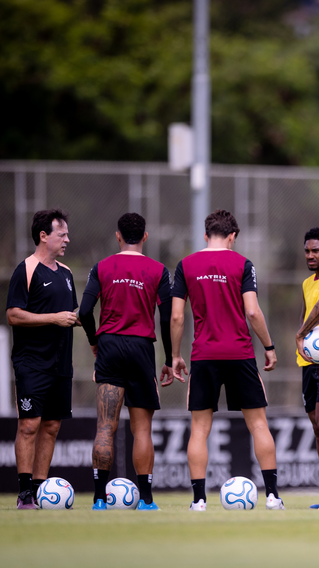 Fernando Diniz comanda treino do Corinthians sob pressão no Brasileirão
